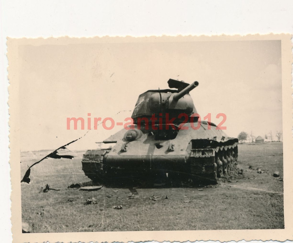 Foto, Wehrmacht, Blick auf einen zerstörten T34, Panzer, Tank