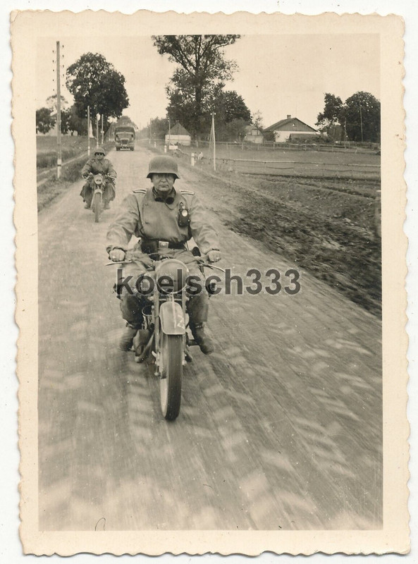 Foto Kradschützen der Wehrmacht auf Motorrädern beim Vormarsch im Osten 1941