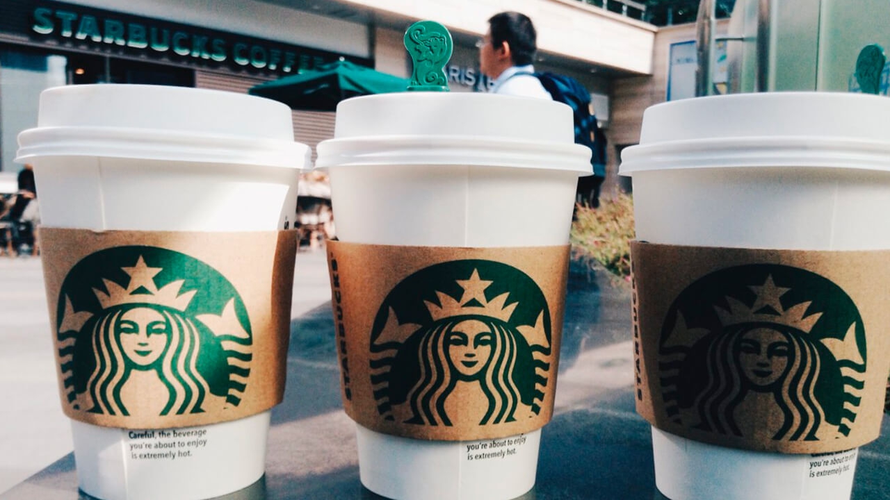 Activistas protestan contra Starbucks; exigen eliminar cargo por leche vegana