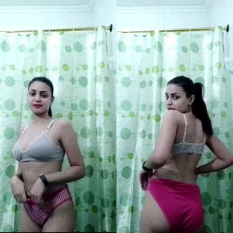 Sexy Bhabhi showing body 