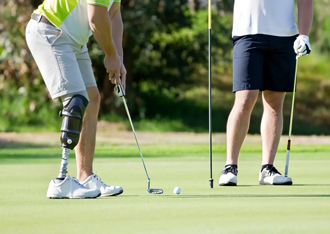 Golf player with prosthetic focusing on the game
