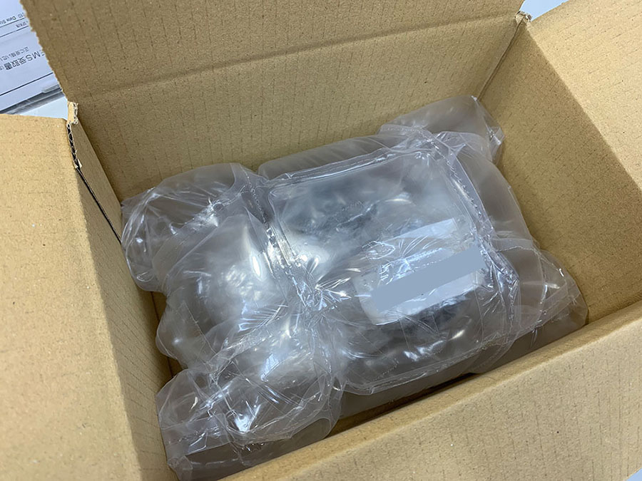 Air cushions are used for packing.