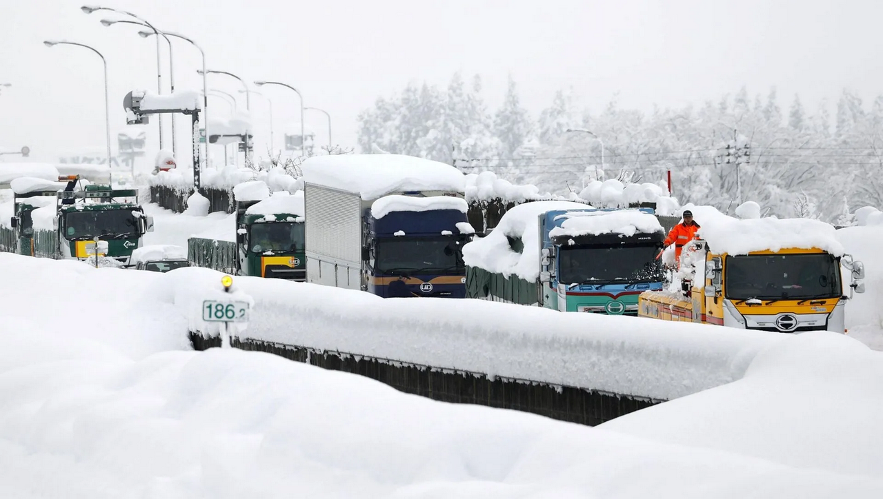 Japón: Fuertes nevadas provocan embotellamiento de casi 800 vehículos