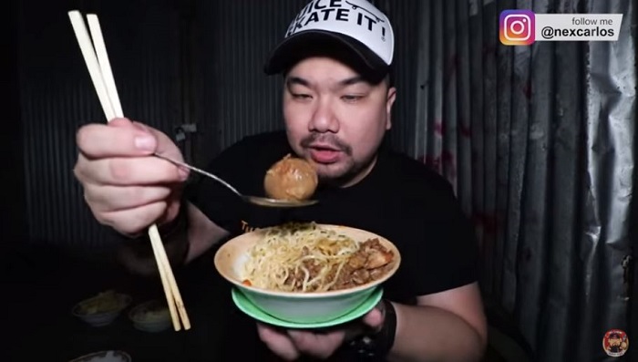 Nex Carlos saat menyantap sajian di Mie Pangsit Balikpapan