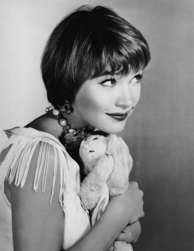 Shirley_MacLaine_b18