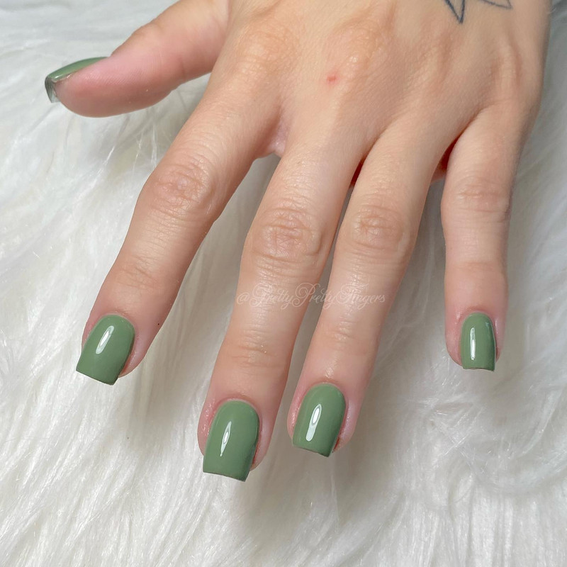 Smalto verde, le Green Nails sono il trend della Primavera 2023