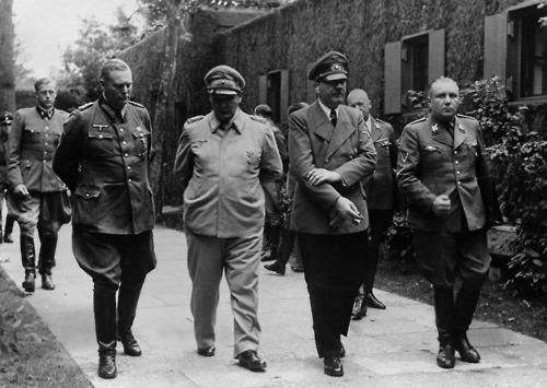 Günsche, a la izquierda, poco después del atentado de 1944