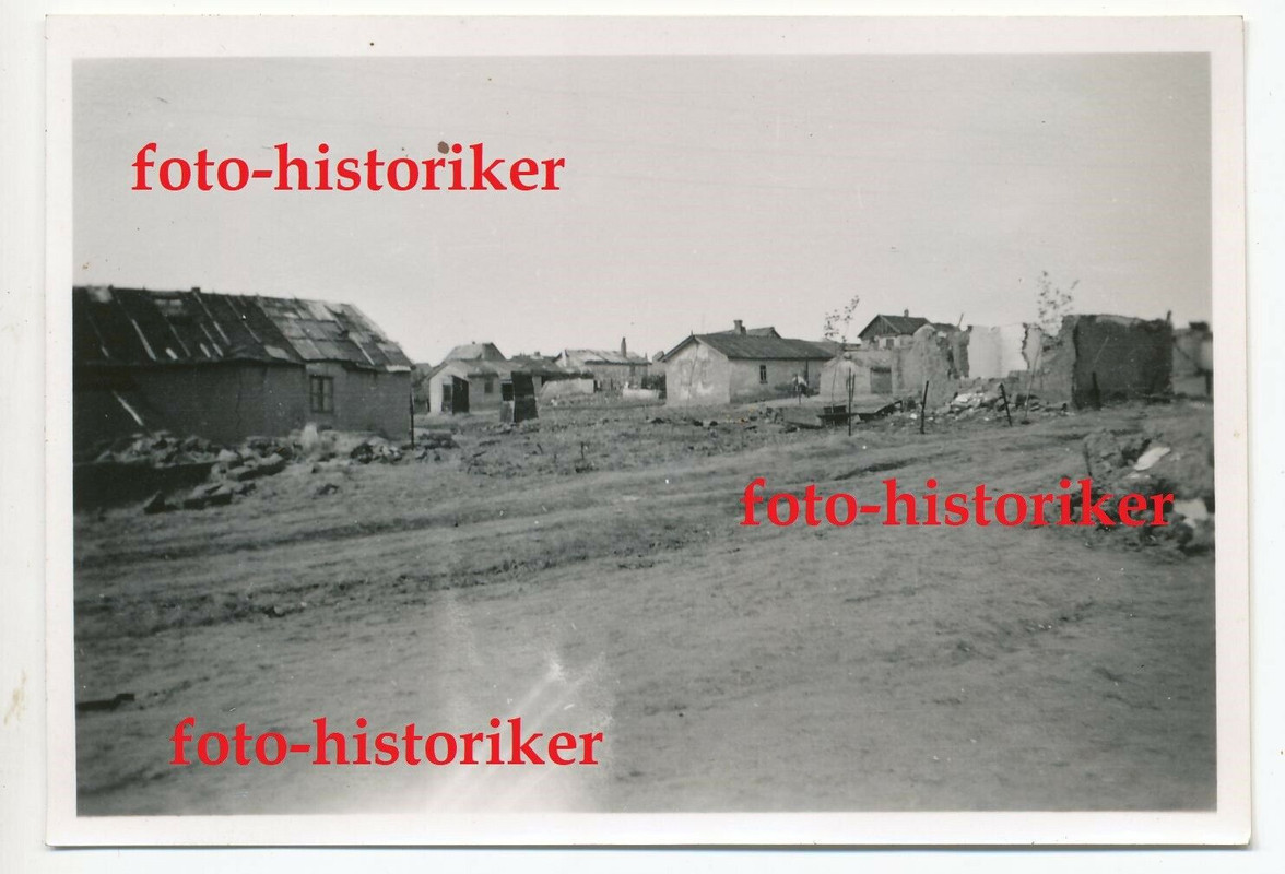 orig Foto Sturmgeschütz Abt 243 Kampf Front zerstörtes Dorf Ruin