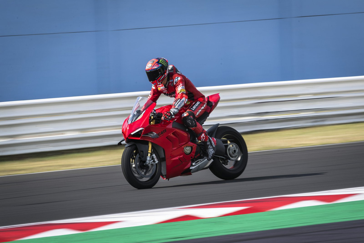 Супербайк Ducati Panigale V4 2022