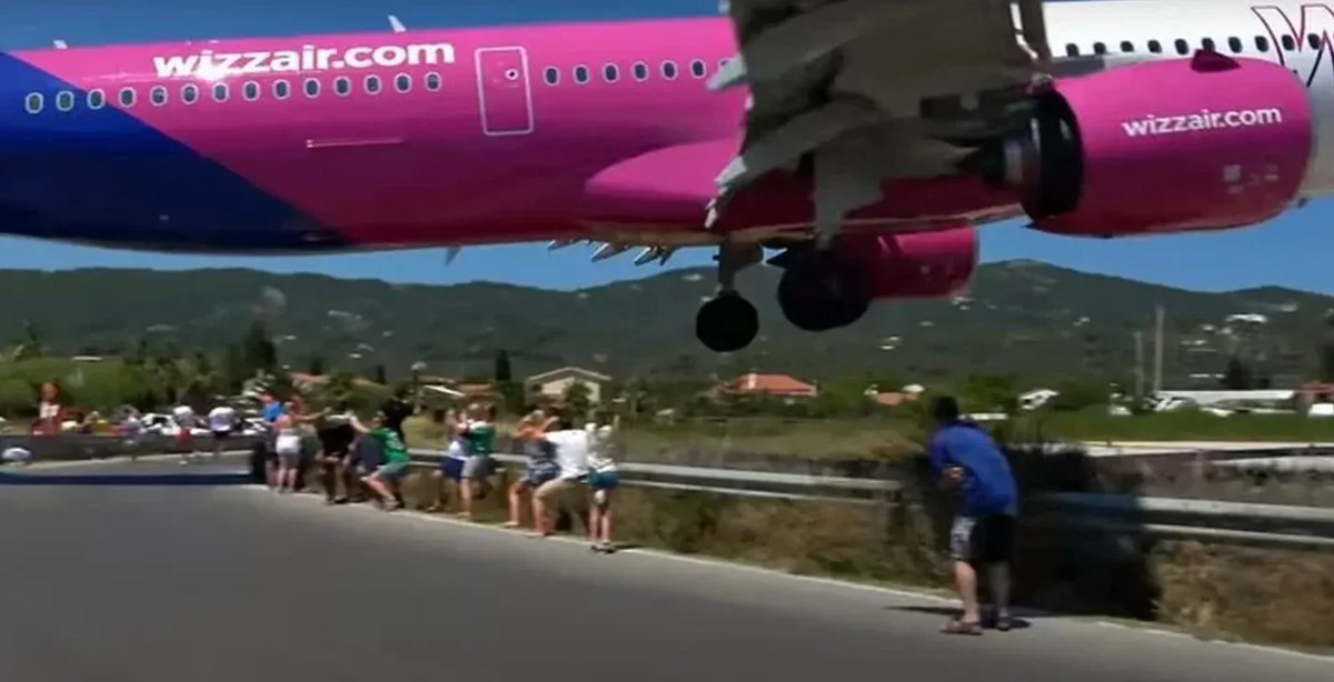 VIDEO: Un enorme aereo sorvola a pochi metri da alcuni turisti prima di atterrare