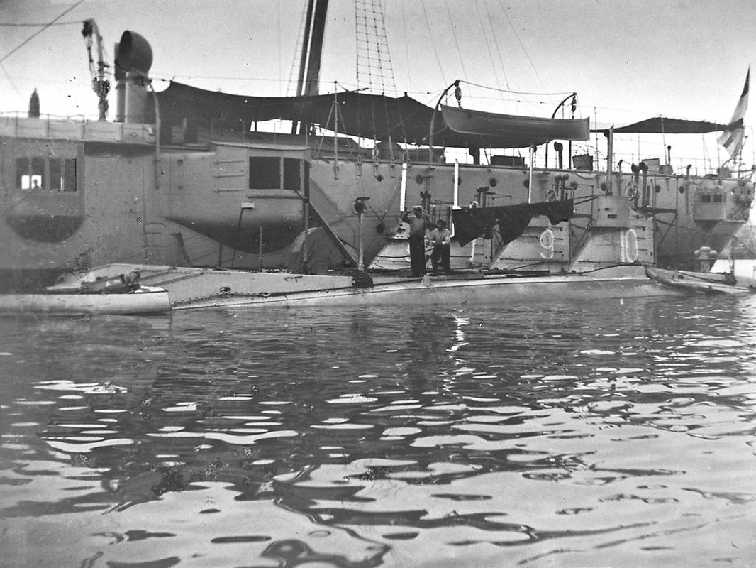 HMS A.10 и A.9 у борта Forth