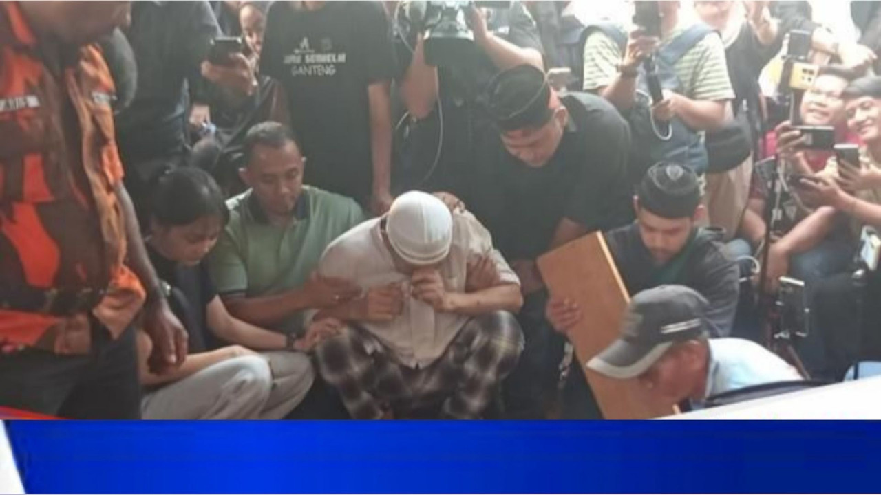 Suami Mpok Alpa menangis saat prosesi shalat jenazah