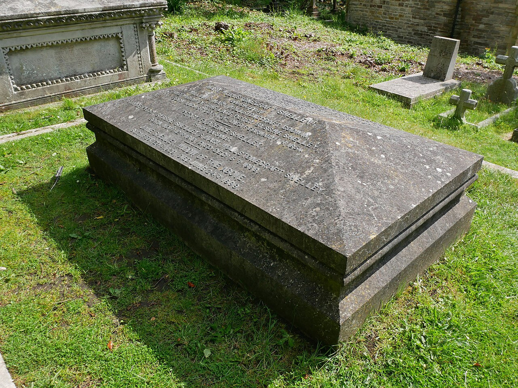 Shelley_Tomb_outside_the_Church_of_Saint_Peter,_Bournemouth_(01)