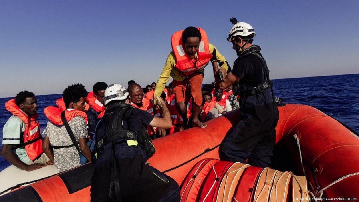 Italia: Más de 1,000 migrantes rescatados del mar Mediterráneo