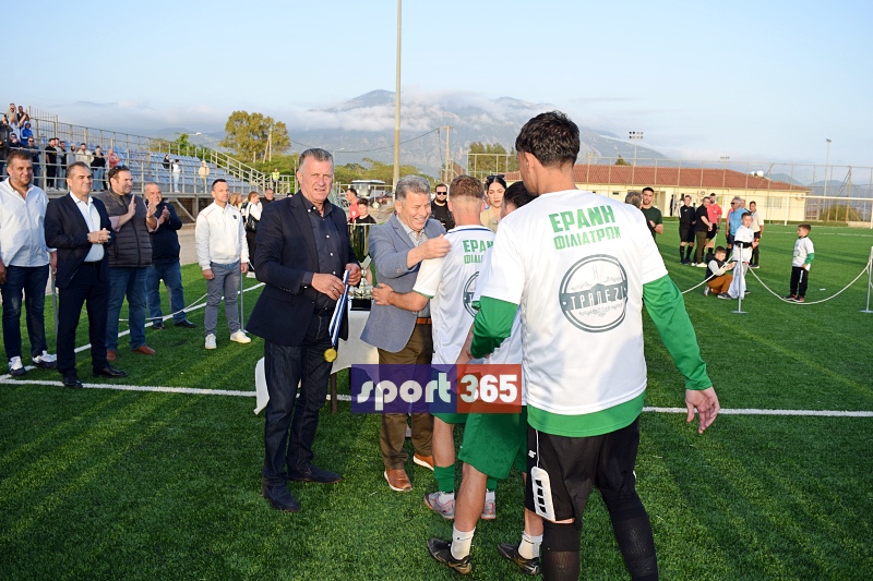 , &Tau;&omicron; &phi;&omega;&tau;&omicron;&rho;&epsilon;&pi;&omicron;&rho;&tau;ά&zeta; &tau;&omicron;&upsilon; &tau;&epsilon;&lambda;&iota;&kappa;&omicron;ύ &Epsilon;&rho;ά&nu;&eta;-&Pi;&alpha;&nu;&theta;&omicron;&upsilon;&rho;&iota;&alpha;&kappa;ό&sigmaf; (&phi;&omega;&tau;&omicron;)