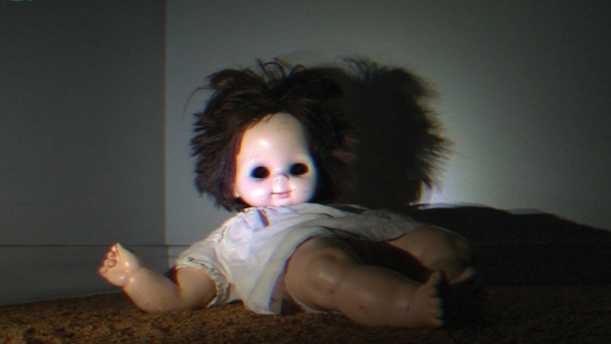 Muñeco diabólico se deja ver nadando en un río