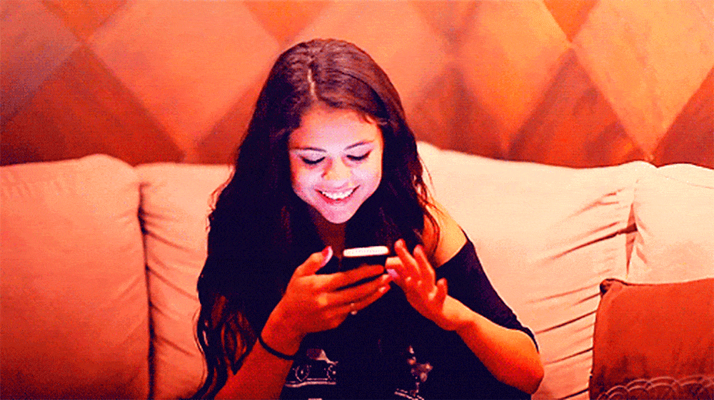 1485533626-1425920117-selena-phone-gif-jc-1485472119.gif