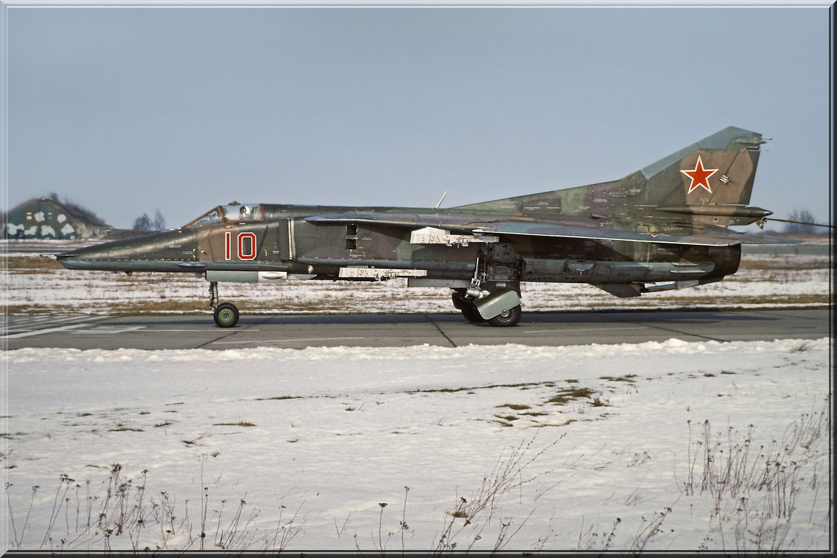 296 APIB MiG-27M 10 Red_83712545344, Winter 1992-1993
