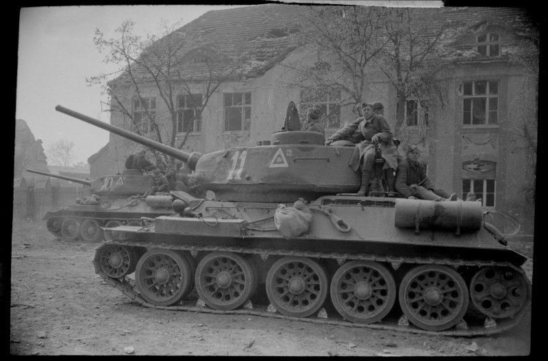 1-й Белорусский фронт. Берлинское направление. Танки Т-34 (№ 10, 11) с десантом на броне.