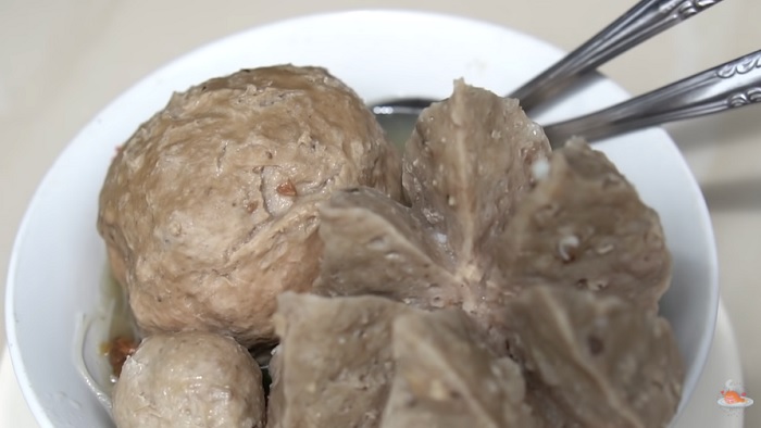 Bakso urat dan telur di warung Bakso Mas Narno.