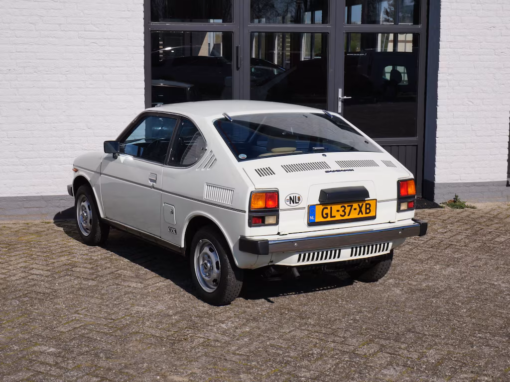 suzuki-sc100GXwit-achteraanzicht.avif