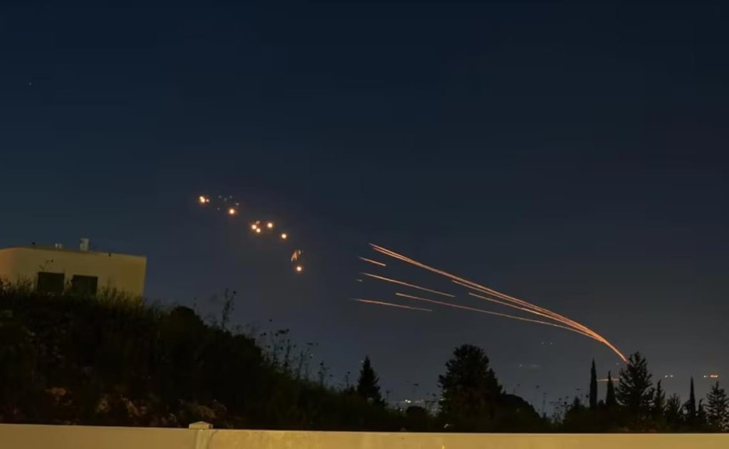 Israel - Irán lanzó andanada de misiles balísticos contra Israel en repuesta y defensa por ataques israelíes Iran-israel