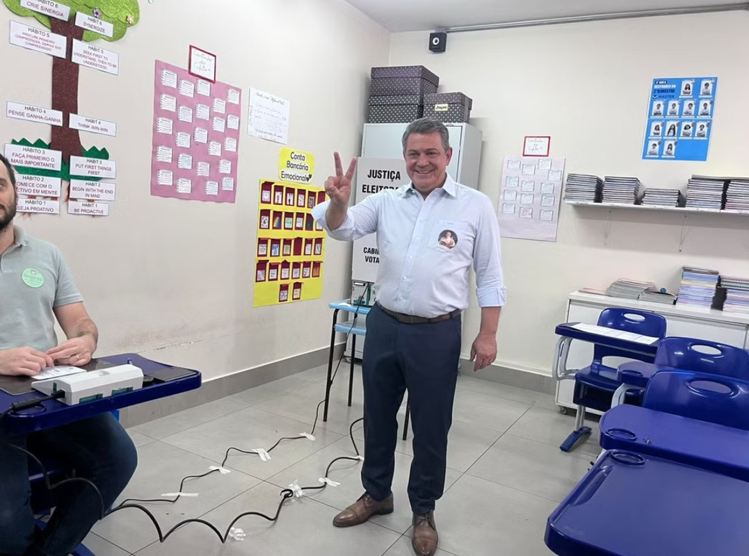 Candidato Beto Figueiró (Novo) votou por volta das 10h, no Colégio Master, bairro Chácara Cachoeira — Foto: Ana Lívia Tavares/TV Morena