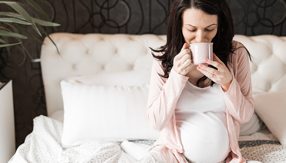 femme enceinte qui boit un rooibos