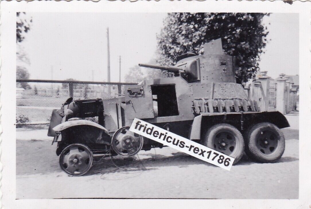 Foto WH Panzer Tank Beute BA-10 sowjetisches Aufklärungsfahrzeug nach Treffer