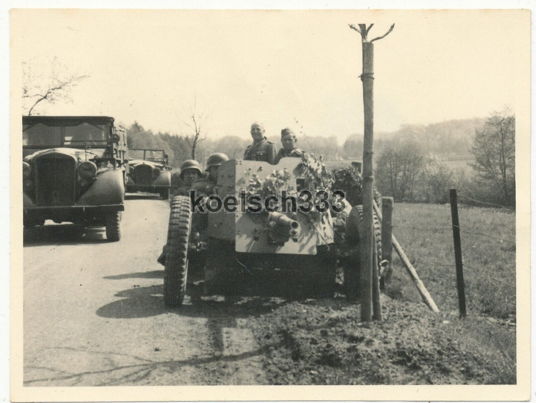 Foto Panzerjäger am 3,7cm PaK Geschütz in Feuerstellung  Panzeranklopfgerät