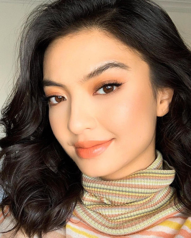 7 Potret Raline Shah dengan senyum tipis nan memikat, bikin jatuh hati