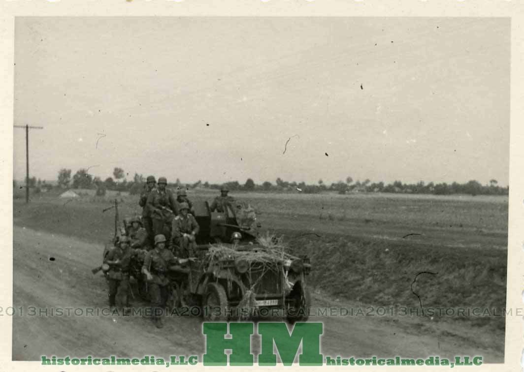 HEERES FLAK CANNON HALFTRACK & CREW (4)