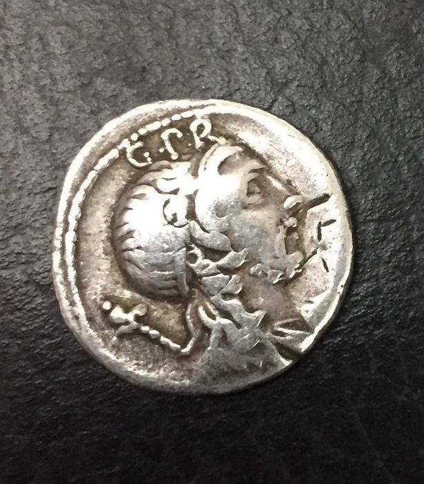 Busto com barba do gênio do povo  Romano  virado ? direita e com