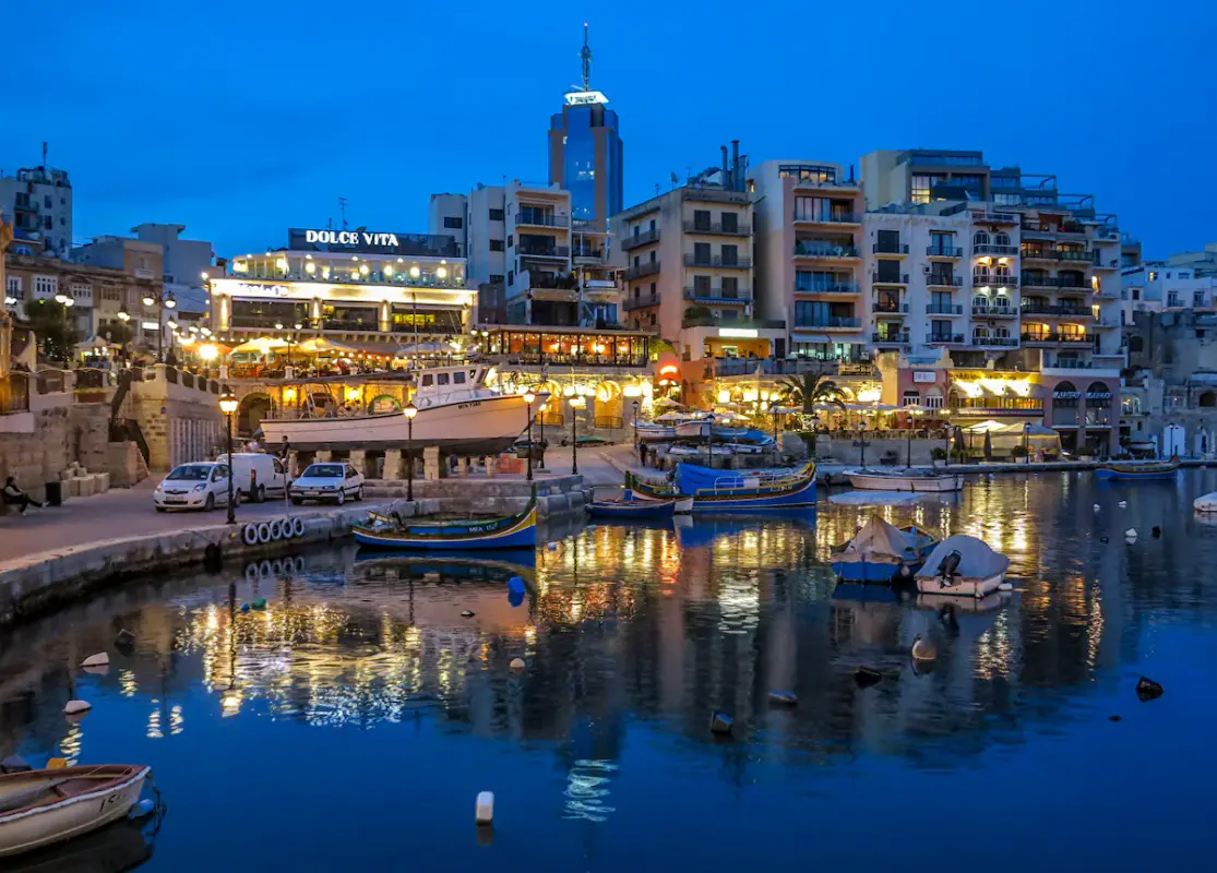 1fa0cbb0-d9bd-4c2a-8b1b-1f30d1da8534 Сент-Джулианс – сердце ночной жизни и пляжного отдыха Мальты