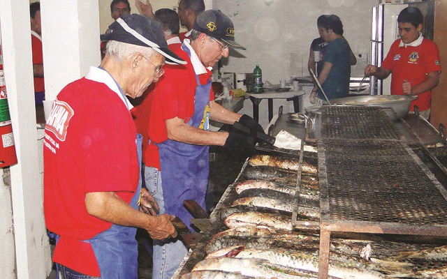 Tainha assada na brasa servida durante a Festa da Tainha de Guarujá