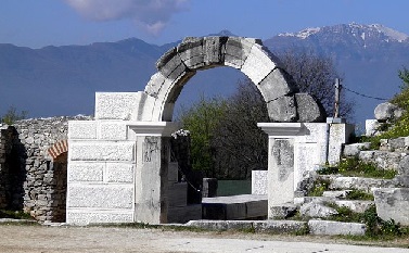 Why did ancient greek architects rarely use arches?  West-parados-theatre-philippi-Greece-44