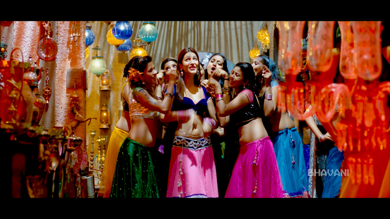 Shruti Haasan From Yevadu Hot Song 4K.mp4_snapshot_00.12.102