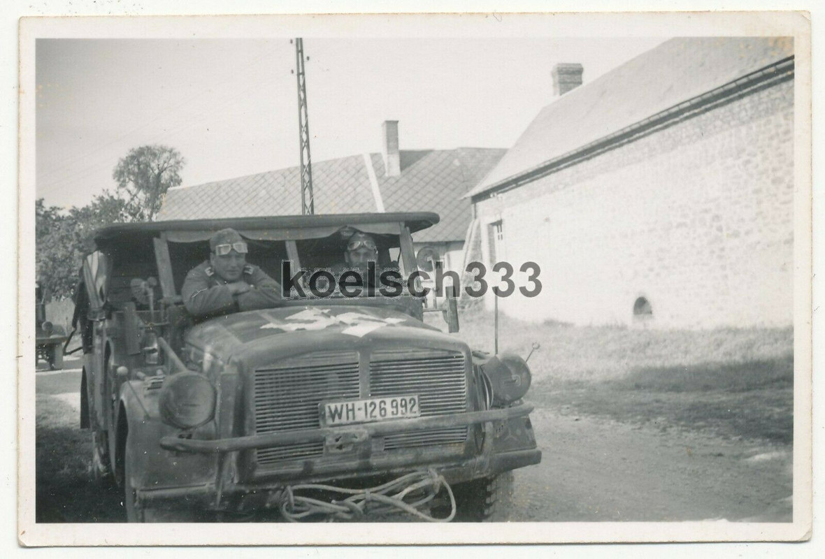 Foto Wehrmacht Soldaten im schweren Einheits PKW Kübelwagen mit Fliegerkennug !