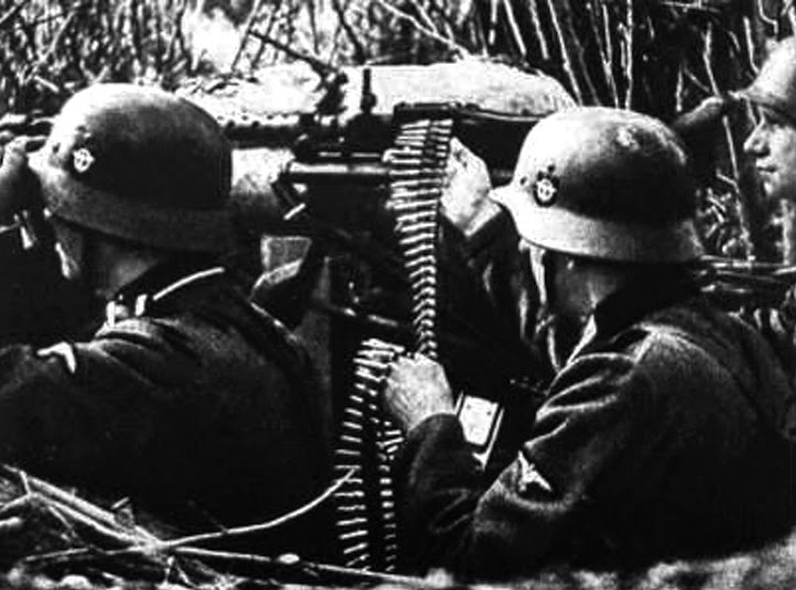 Sirvientes de una ametralladora MG-34 con trípode pertenecientes a la SS-Polizei-Division, posiblemente durante los combates en la Unión Soviética Sirvientes de una ametralladora MG-34 con trípode pertenecientes a la SS-Polizei-Division, posiblemente durante los combates en la Unión Soviética