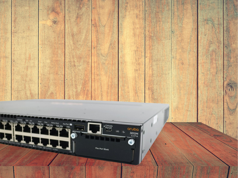 Switch Aruba 3810M instalado em um rack de servidor, mostrando organização e fluxo de ar otimizado.