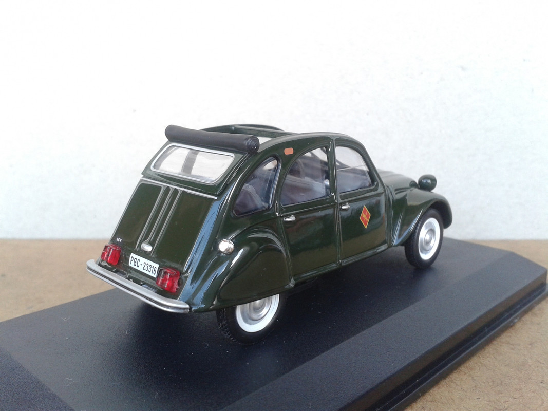 1970 Citroën 2CV 6 “Guardia Civil” (Ixo - nº 13 Nuestros Coches de Policía) (4)