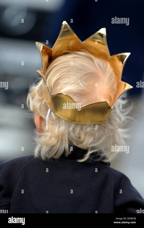 spectators-arrive-prior-to-the-wedding-of-crown-princess-victoria-D59B1B