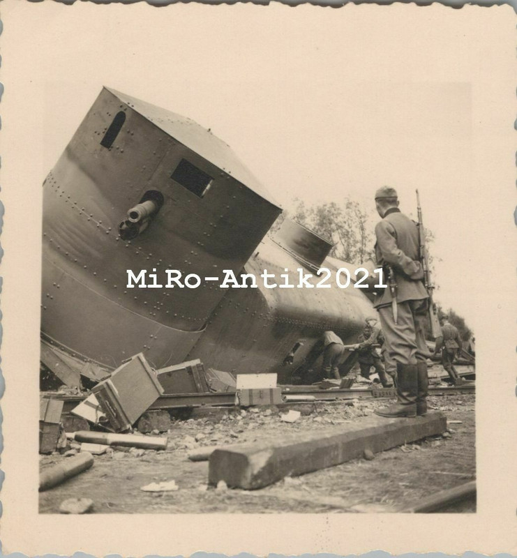 von Stuka zerstörter Panzerzug vor Warschau, Polen, 1939