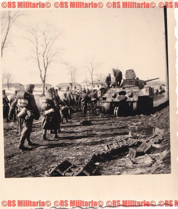 zerstörter russischer Panzer T 34 Vormarsch 1941