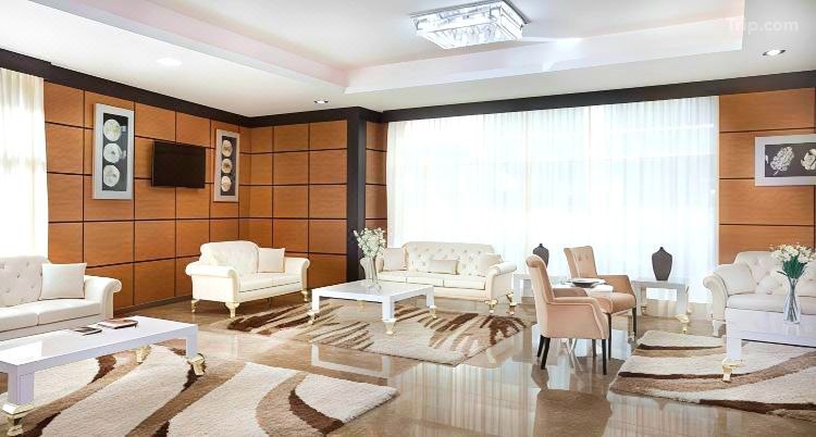 غرف معيشة واسعة وأنيقة في Pearl Swiss Hotel Dubai، تجمع بين الراحة والتصميم العصري لتوفير أجواء منزلية دافئة للنزلاء.