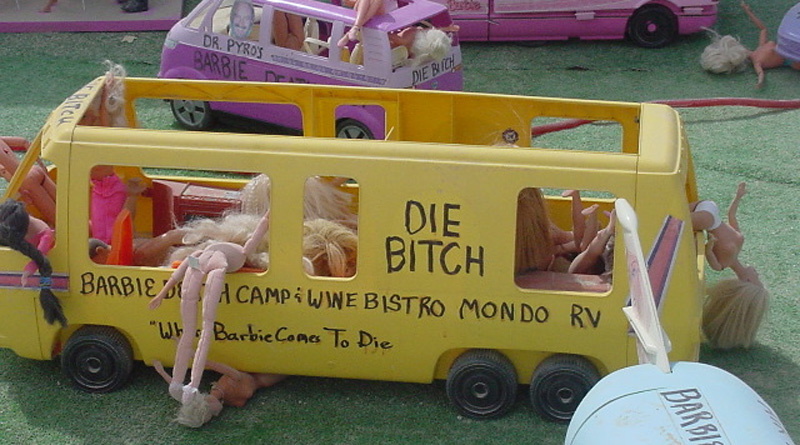 Le camp de la mort de Barbie de Burning Man  Barbie-Die-Bitch-1