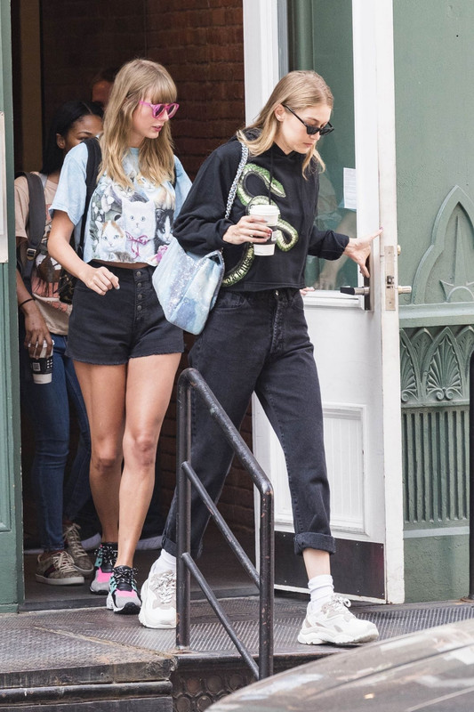 taylor-swift-and-gigi-hadid-leaves-taylor-s-apartment-in-new-yor
