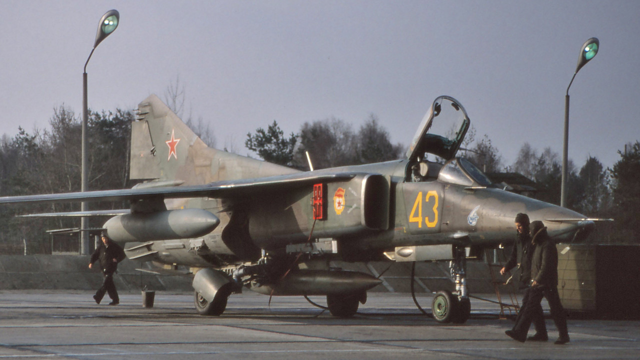19 GvAPIB MiG-27D Yellow 43_61912561305 (2)
