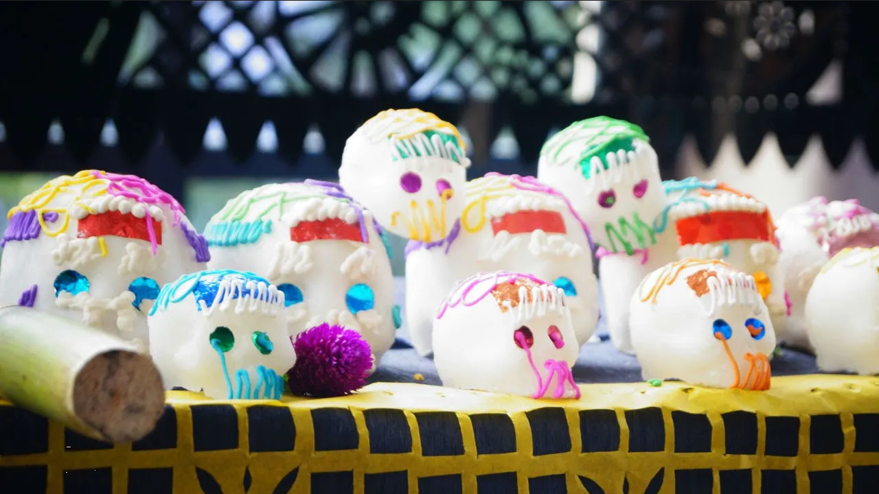 Prepara un dulce tradicional del Día de Muertos, calaveritas de azúcar