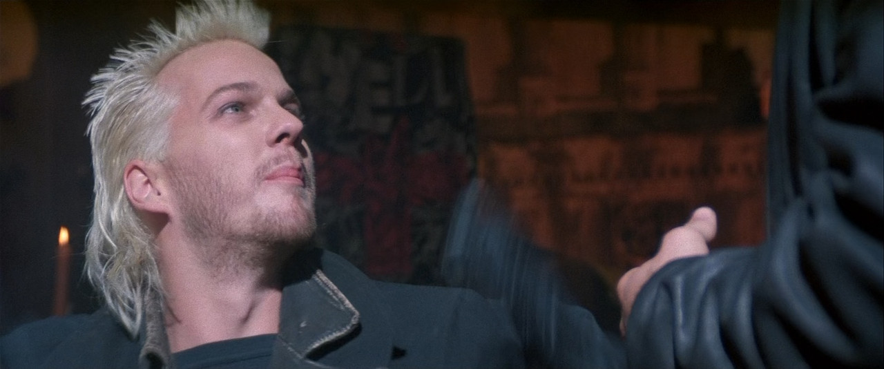 The Lost Boys (1987).mkv_snapshot_00.29.12_[2018.03.01_16.36.04]
